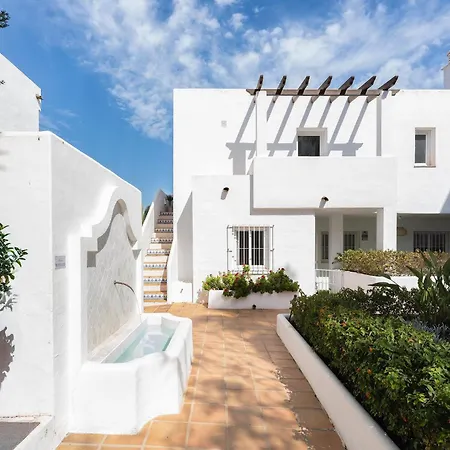 5 Bedroom Luxury W Pool, Garage And Amazing Views Apartment